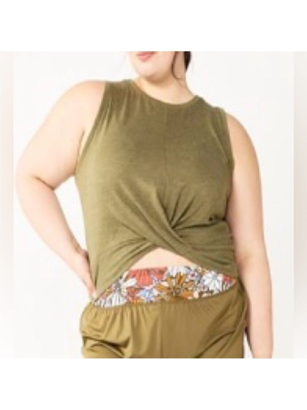 SO cropped twist front muscle style tank top Woman’s size 2X olive - Picture 11 of 11